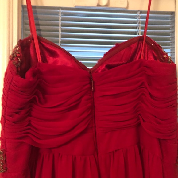 Red Sweetheart Neckline Dress - Picture 5 of 7